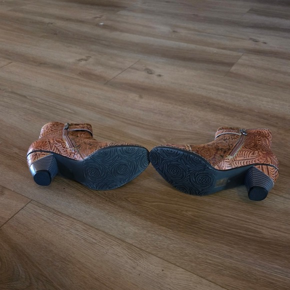 L ARTISTE Spring Step Women's Brown Floral Tooled Leather Ankle Boots Size 37 - Picture 5 of 7